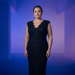 Tadashi Shoji size 16 Elegant Black Lace V-Neck Evening Dress